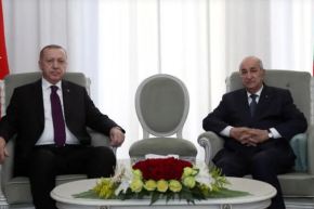 أردوغان يوشح رئيس الجمهورية بوسام مصف الدولة