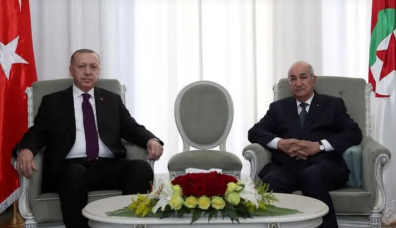 أردوغان يوشح رئيس الجمهورية بوسام مصف الدولة