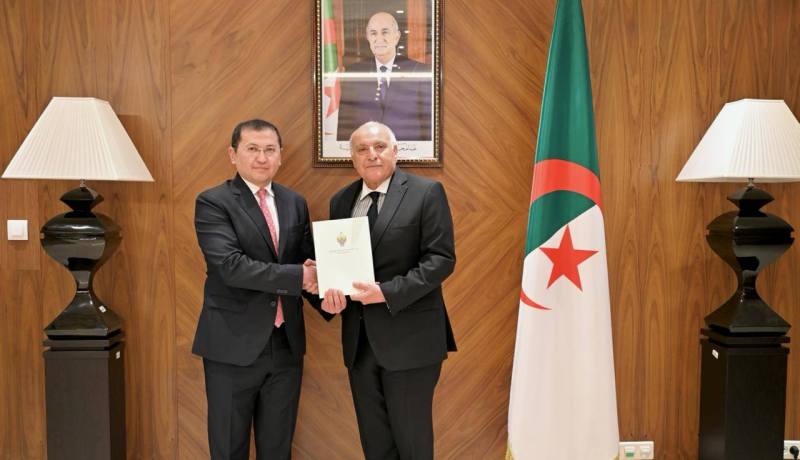 عطاف يتسلم أوراق اعتماد سفير أوزبكستان الجديد لدى الجزائر