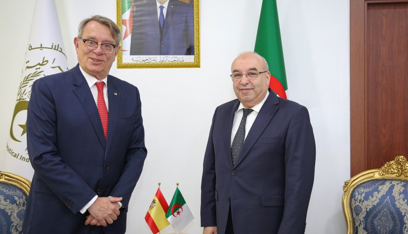 وزير الصناعة الصيدلانية يستقبل السفير الإسباني