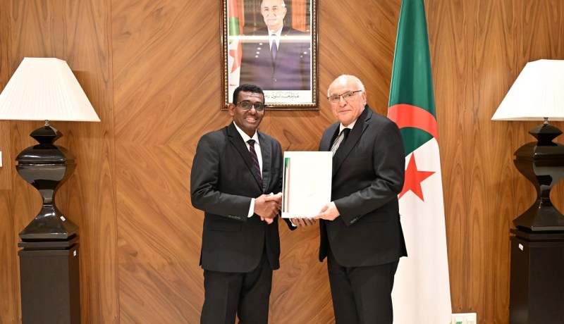 عطاف يتسلم أوراق اعتماد سفير السودان الجديد لدى الجزائر