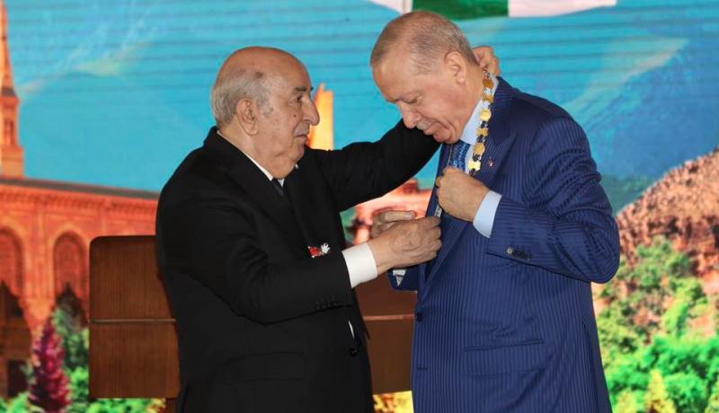 الرئيس تبون يوشّح أردوغان بوسام الاستحقاق الوطني برتبة “أثير”