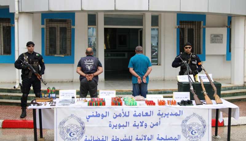 شرطة البويرة توقف شخصين بحوزتهما أسلحة نارية دون رخصة