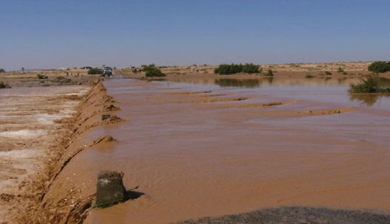 تقلبات جوية.. إخراج سيارة جرفتها السيول بوادي تبربرت في تامنغست