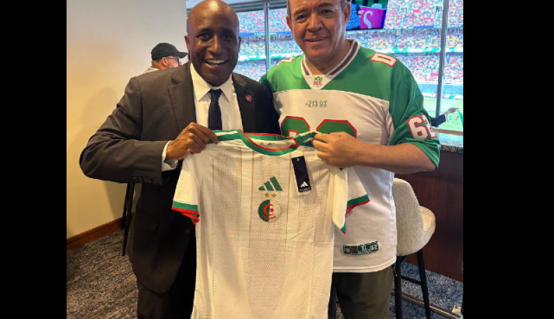 صبري بوقادوم يهدي قميص المنتخب الوطني لعمدة كانساس سيتي