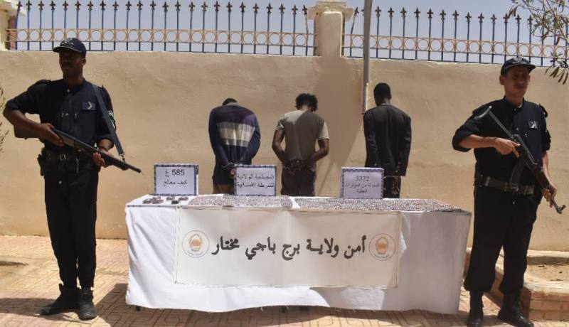 برج باجي مختار.. حجز أزيد من 3300 كبسولة من المؤثرات العقلية وتوقيف 3 مشتبه فيهم