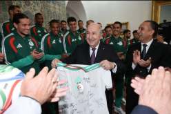 لاعبو “الخُضر” يهدون الرئيس تبون قيمصا للمنتخب الوطني عليه توقيعاتهم