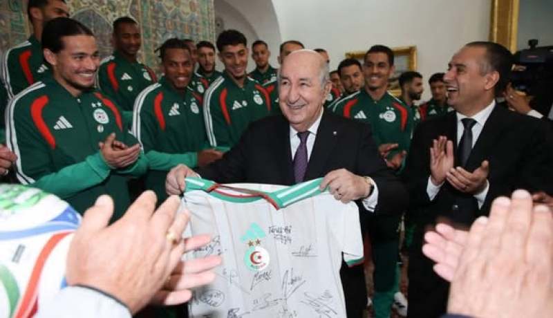 لاعبو “الخُضر” يهدون الرئيس تبون قيمصا للمنتخب الوطني عليه توقيعاتهم