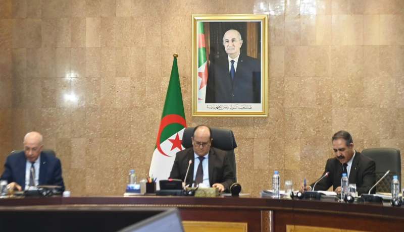 الوزير الأول يترأس اجتماعا للحكومة