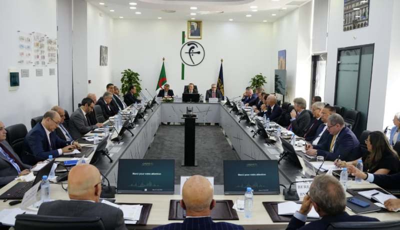 محافظ بنك الجزائر يجتمع بكبار مسؤولي البنوك..وهذا فحوى الاجتماع
