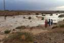عمود كهرباء ينقذ شابا جرفته السيول في الأغواط
