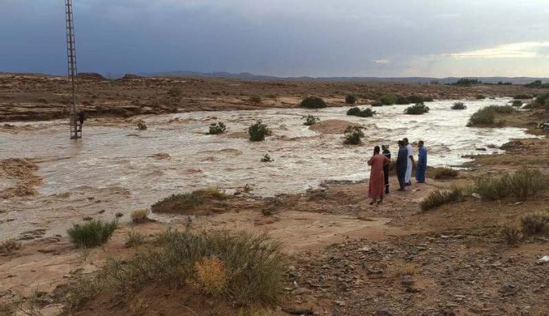 عمود كهرباء ينقذ شابا جرفته السيول في الأغواط