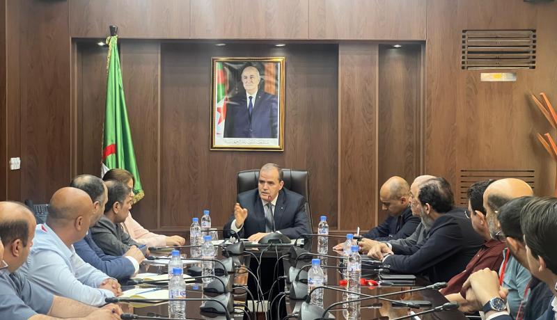 رزيق يجتمع بمصنعي الأجهزة الإلكترونية والكهرومنزلية
