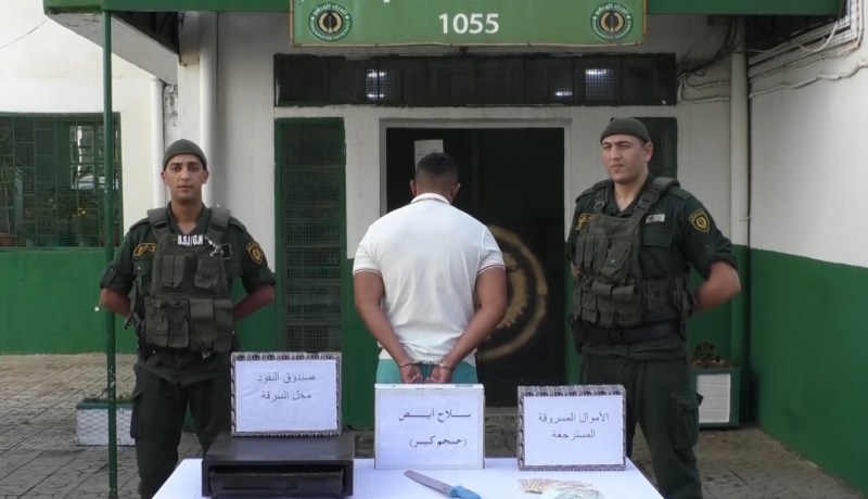 بعد تداول فيديو ..توقيف سارق المحلات التجارية ببئر خادم بالتهديد وإيداعه الحبس