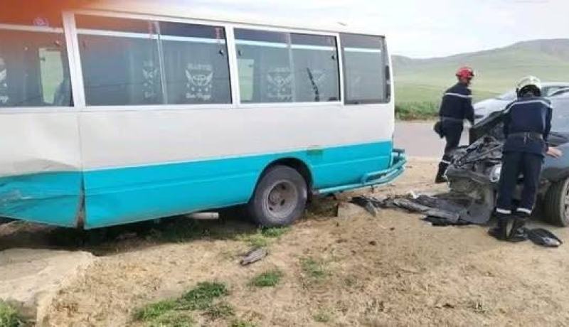 البويرة.. 3 جرحى في اصطدام بين سيارة وحافلة