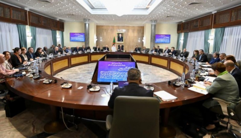 الوزير الأول يترأس اجتماعا للحكومة