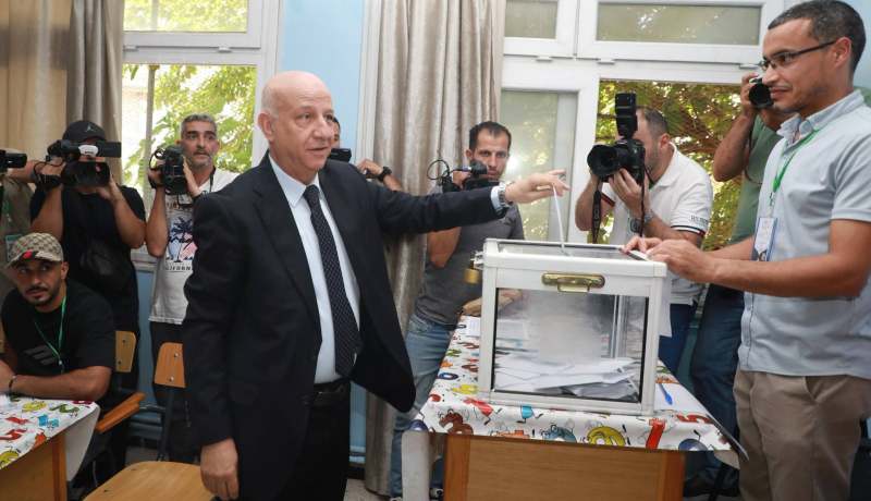 الأمين العام للأفلان يؤدي واجبه الانتخابي