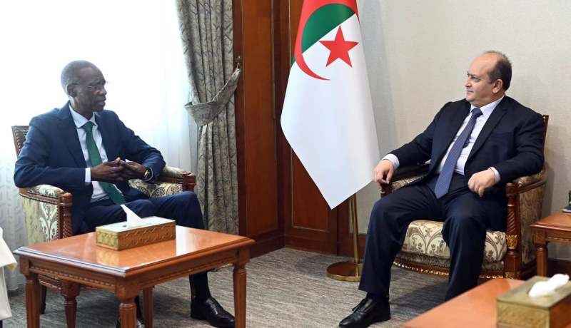 الوزير الأول يستقبل وزير الخارجية السنغالي ويؤكدان تعزيز التعاون الثنائي