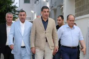 بالصور ..الوزير الأول يتابع تطورات الحالة الصحية لجرحى حادث بومرداس بمستشفى مصطفى باشا
