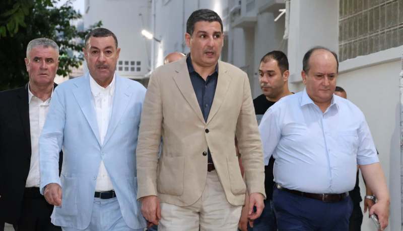 بالصور ..الوزير الأول يتابع تطورات الحالة الصحية لجرحى حادث بومرداس بمستشفى مصطفى باشا