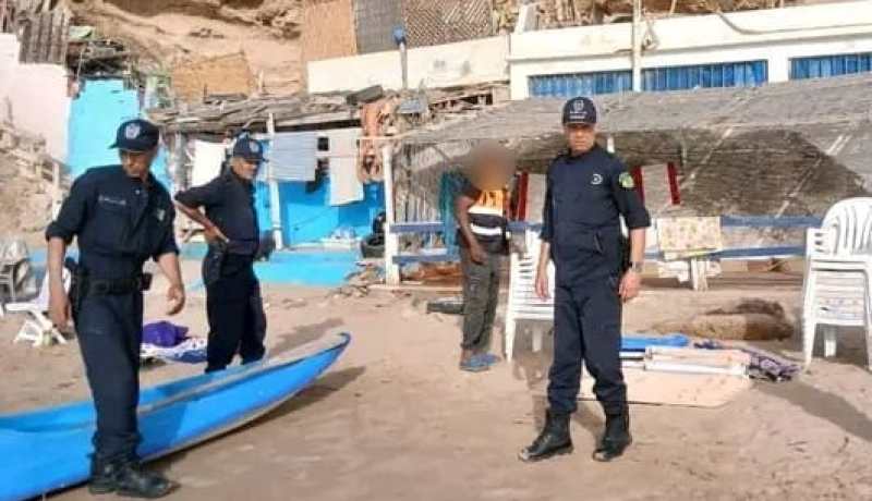 حجز عشرات الكراسي والطاولات وتوقيف 7 أشخاص في مداهمة أمنية بوهران