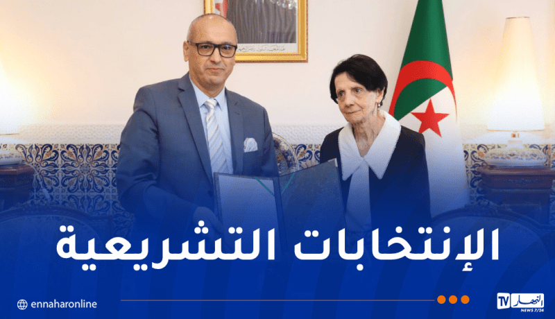 كريم خلفان يُسلم النتائج المؤقتة للإنتخابات لرئيسة المحكمة الدستورية