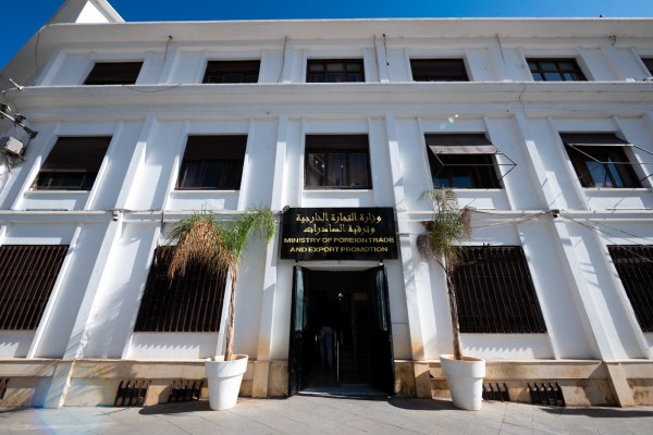 وزارة التجارة الخارجية .. تمديد آجال التوطين البنكي للمستوردين إلى 90 يومًا
