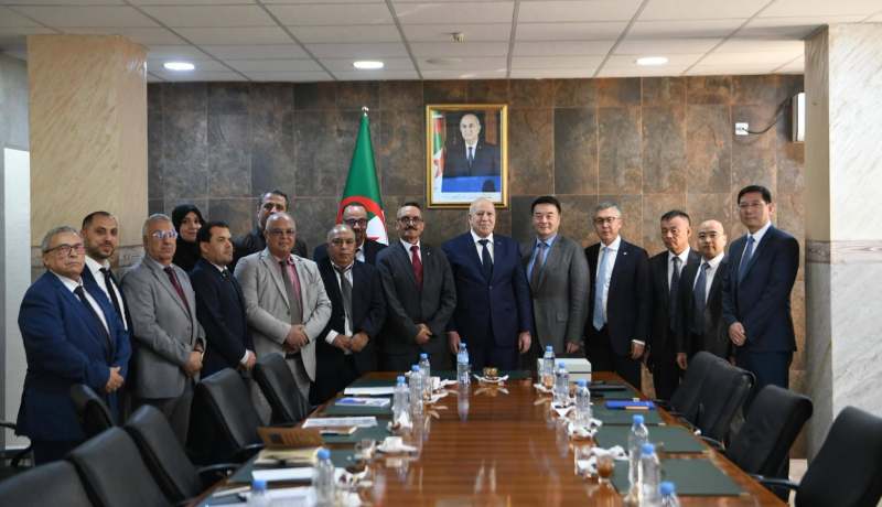الجزائر تراهن على عملاق صيني لإعادة تأهيل مركب الحجار