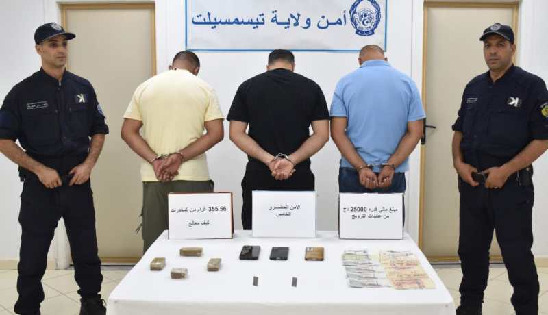 أمن تيسمسيلت يوقف 3 أشخاص ويحجز أكثر من 355 غ من الكيف المعالج