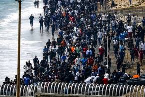 وفاة 67 مهاجرا غير شرعي.. إسبانيا ترفع التأهب الأمني على حدود سبتة ومليلية