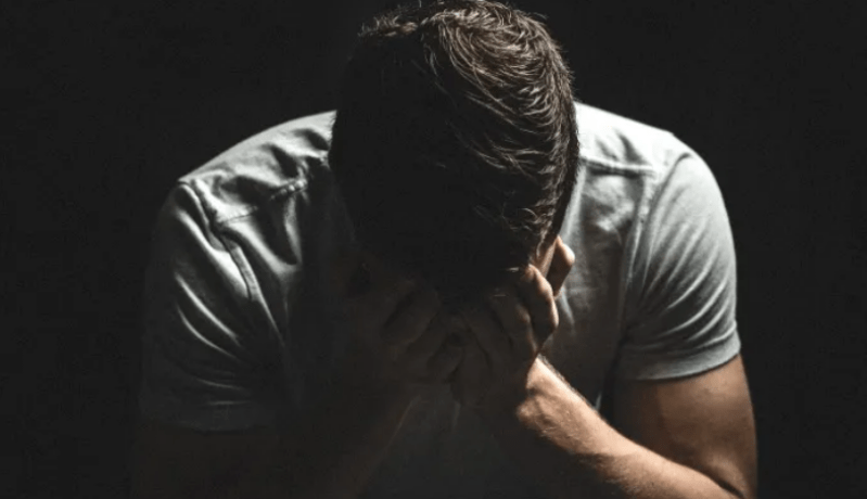 سعادتي مرهونة بطردي لأختي