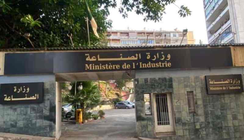 وزارة الصناعة تدعو المنتجين لاستكمال التصريح.. وتحذر
