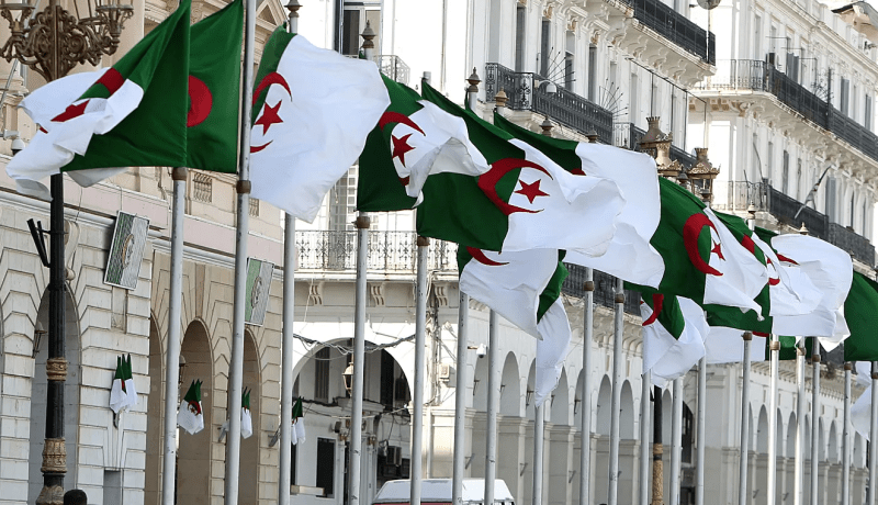 قرار الجزائر بقطع العلاقات مع الإمارات يتصدّر عناوين الصحافة العالمية