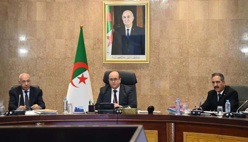 الوزير الأول يترأس اجتماعا للحكومة