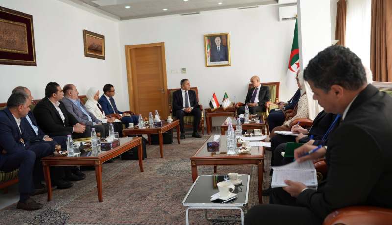 وزير الصناعة يبحث مع وفد مصري فرص تعزيز التعاون الصناعي والاستثماري