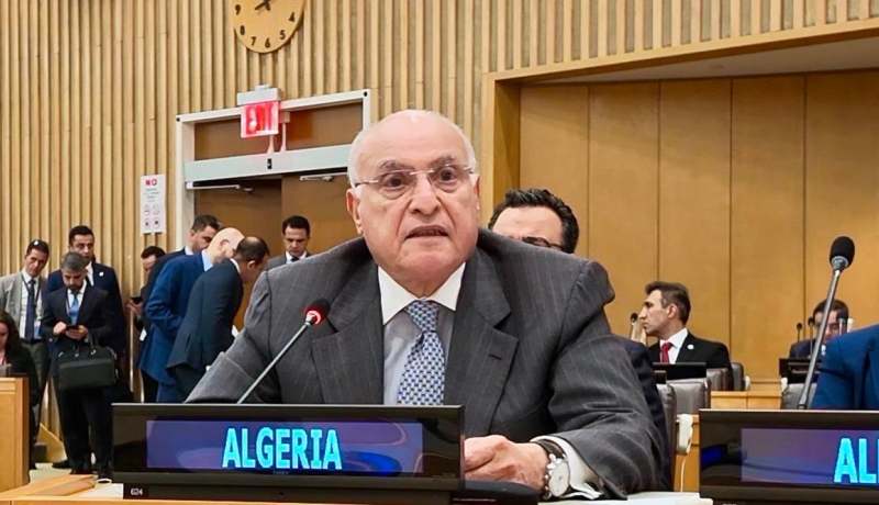 الجزائر تُؤكد تمسكها بالعمل مع منظمة التعاون الإسلامي للدفاع عن القضايا العادلة