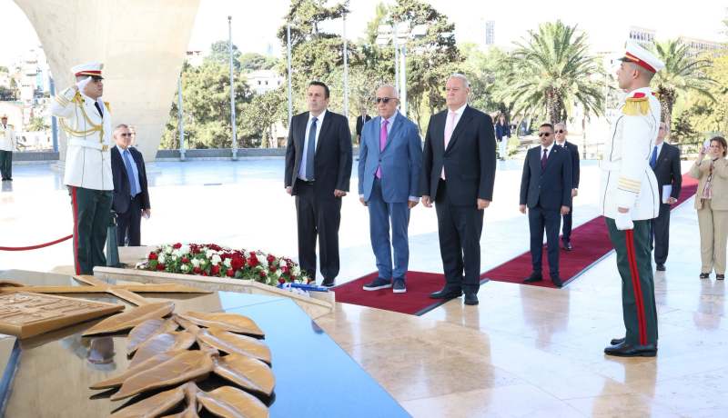 رئيس البرلمان الهيليني يضع إكليلا من الزهور أمام النصب التذكاري المخلد لشهداء الثورة التحريرية