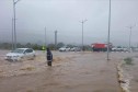التقلبات الجوية .. إنقاذ طفلة جرفتها السيول وعائلة حاصرتها المياه