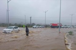 التقلبات الجوية .. إنقاذ طفلة جرفتها السيول وعائلة حاصرتها المياه
