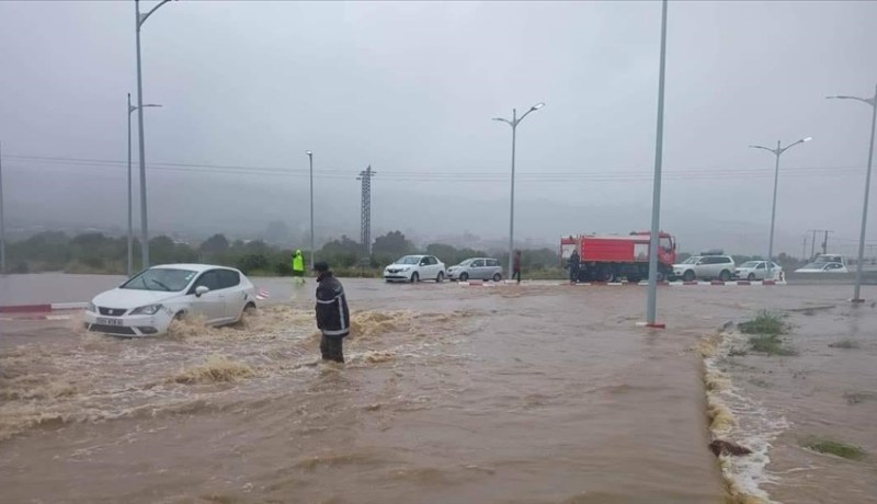التقلبات الجوية .. إنقاذ طفلة جرفتها السيول وعائلة حاصرتها المياه
