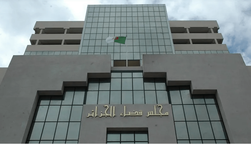 عشريني يسرق مفاتيح ويسطو على ما قيمته 5 ملايير سنتيم مصوغ ومبالغ مالية بإقامة راقية في العاصمة