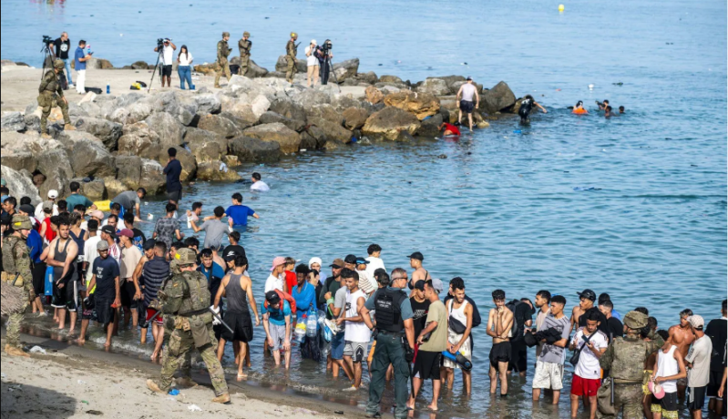 الشرطة الإسبانية: دخول مهاجرين من المغرب كان منسقا من طرف أفراد الأجهزة الأمنية المغربية