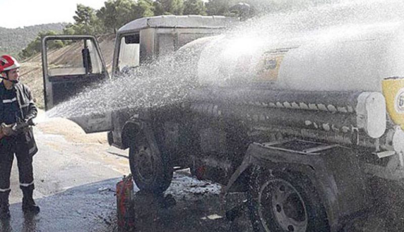 خنشلة.. احتراق شاحنة ذات صهريج لنقل المواد البترولية ببابار