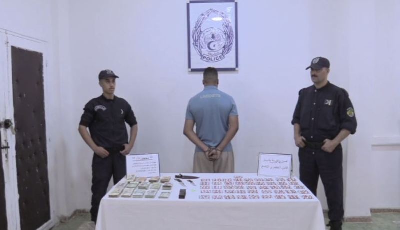  بشار.. توقيف مروّج للمهلوسات وحجز  قرابة 700 قرص وأسلحة بيضاء