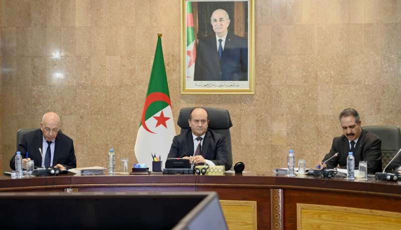 الوزير الأول يترأس اجتماعًا للحكومة لدراسة ملفات اقتصادية وأمنية
