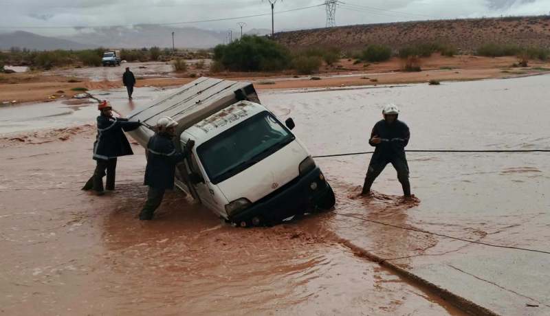 تقلبات جوية.. إنقاذ شخص وإخراج شاحنة عالقة في وادٍ بالنعامة