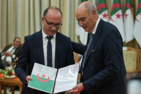 بالصور.. مراسم تسليم عقد قطعة أرضية لإنجاز مركز تكوين شبيبة القبائل