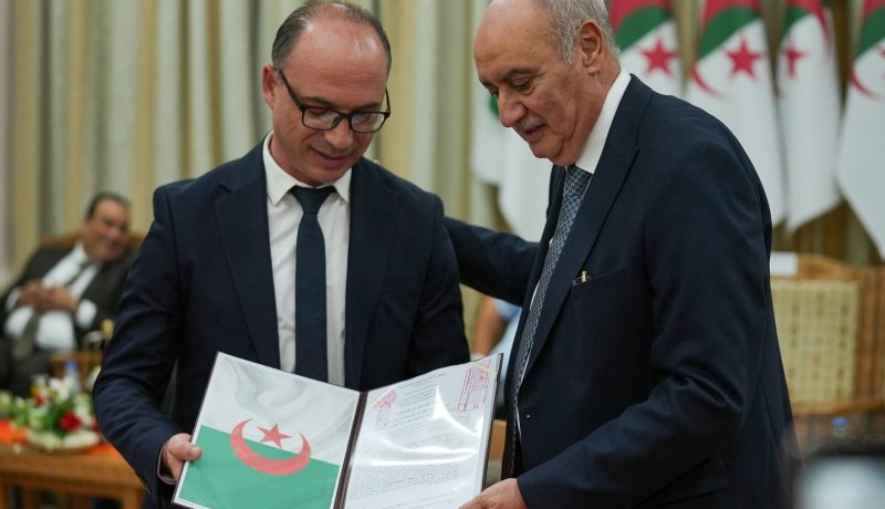 بالصور.. مراسم تسليم عقد قطعة أرضية لإنجاز مركز تكوين شبيبة القبائل