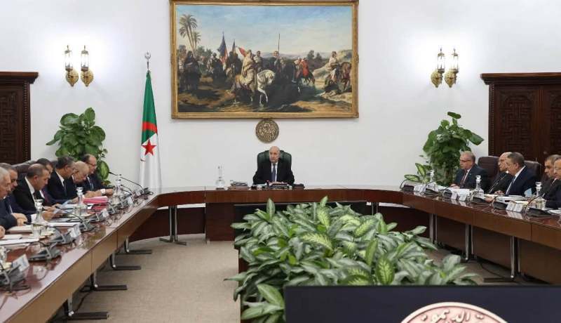 الرئيس تبون يأمر بتسريع تزويد 3 ولايات بالمياه المحلاة والتشديد على مراقبة رخص حفر الآبار