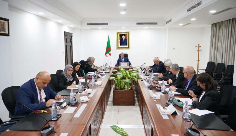 عجال يشرف على اجتماع لدراسة الاستراتيجية الوطنية للتحكم في الطاقة إلى غاية 2035